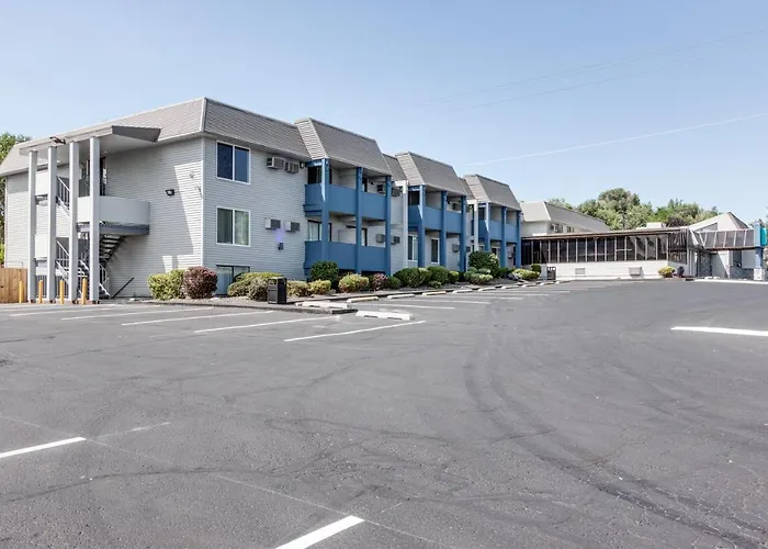 Days Inn & Suites By Wyndham Spokane