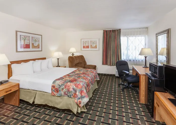 Baymont By Wyndham Decatur Hotel