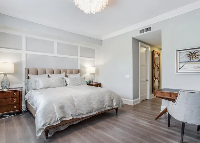 Naples Square Paradise