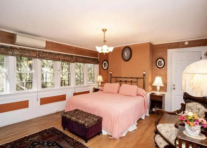 The Melange Inn Hendersonville