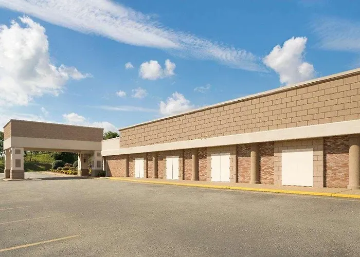 Ramada By Wyndham Uniontown Hotel
