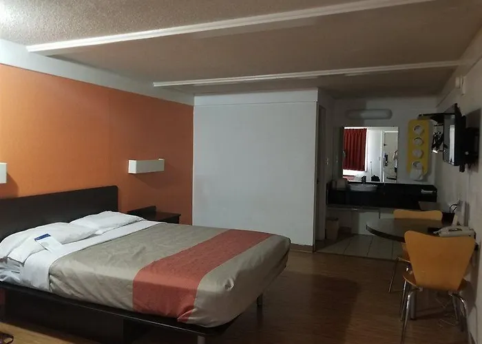 Travelodge By Wyndham Benton Harbor Mi