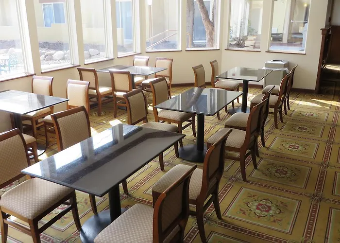 Days Inn & Suites By Wyndham Omaha Ne