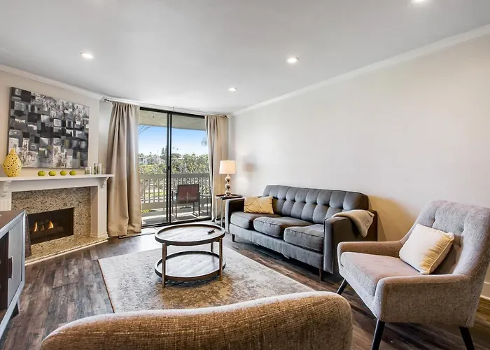 Modern Condo With Access To Pool & Hot Tub In Great Location Oceanside