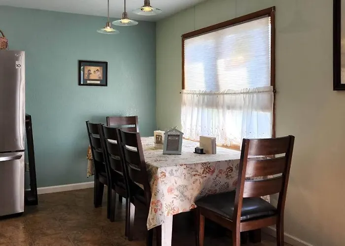 Trinity Escapes - Two Bedroom Two Bathroom Full Apartment Near Airport Anchorage