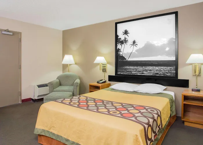 Super 8 By Wyndham Madison East Hotel