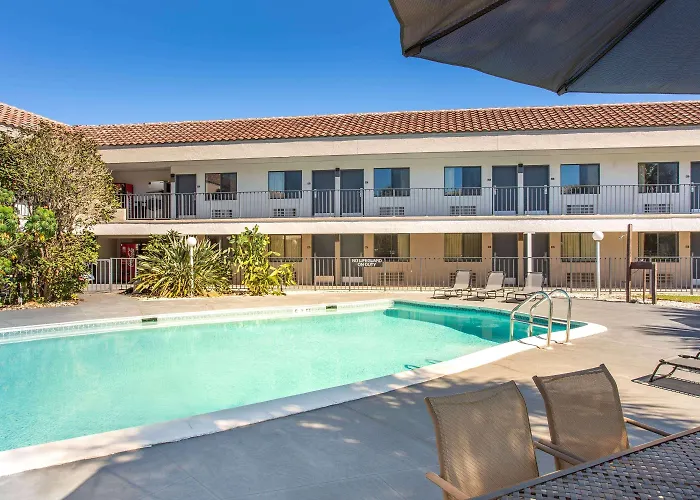 Super 8 By Wyndham Naples Hotel Golden Gate