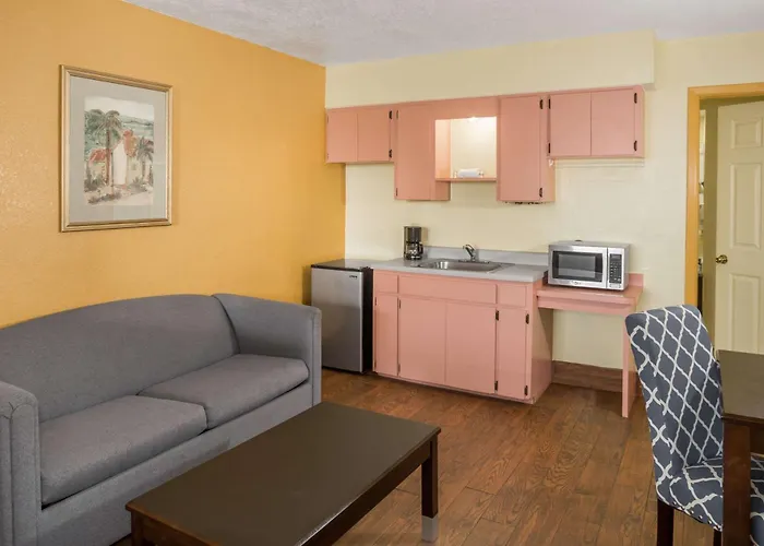Days Inn & Suites By Wyndham Port Richey