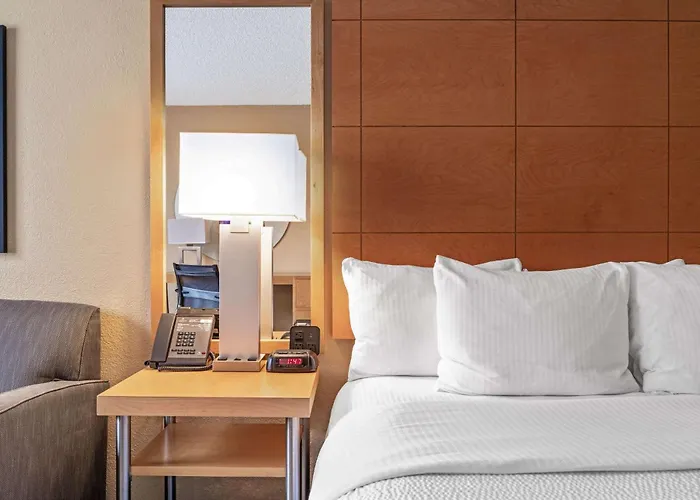 La Quinta By Wyndham Naples Downtown Hotel