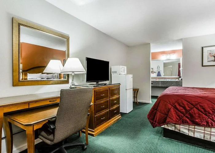 Econo Lodge Inn & Suites Enterprise