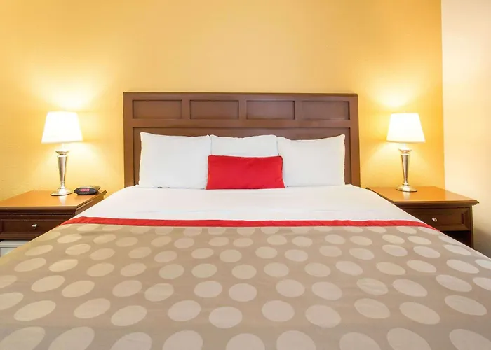 Baymont By Wyndham Waukesha Hotel
