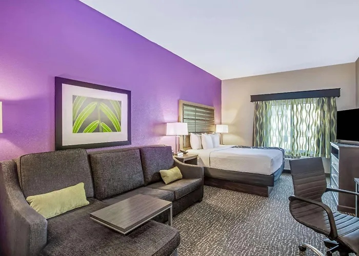 La Quinta By Wyndham Kearney Hotel