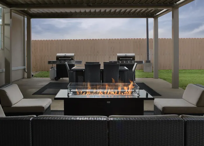 Holiday Inn Express & Suites Magnolia-Lake Columbia