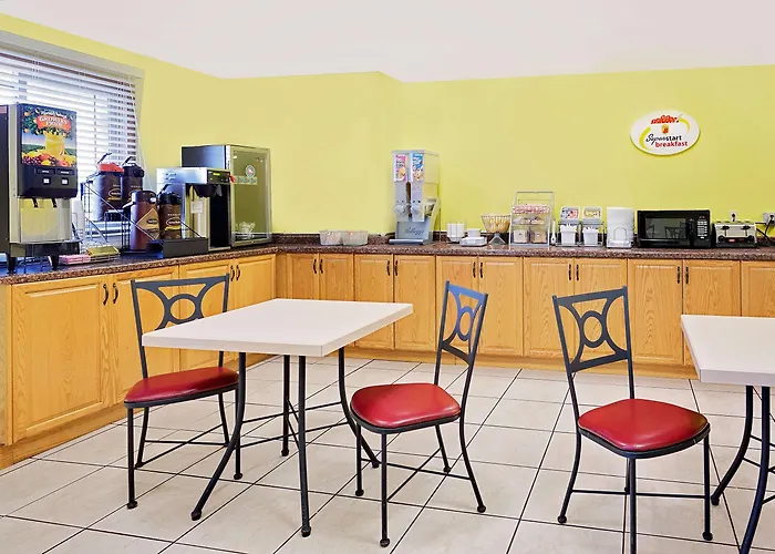 Super 8 By Wyndham Sturgeon Bay Hotel