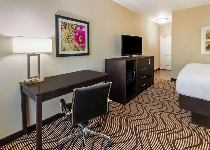 La Quinta By Wyndham Artesia Hotel
