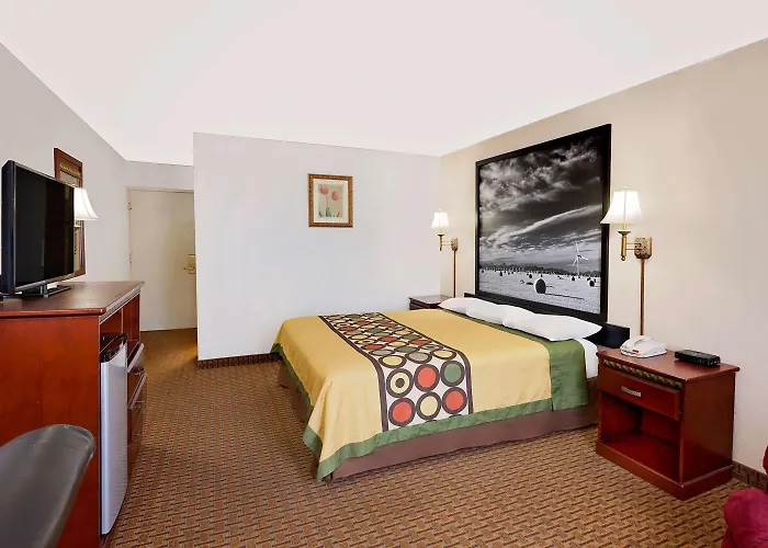 Super 8 By Wyndham Plainview Hotel