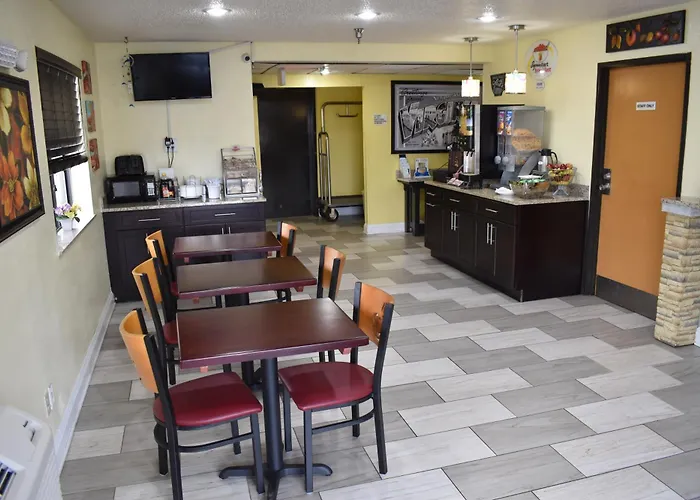 Super 8 By Wyndham Newport News/Jefferson Ave. Hotel