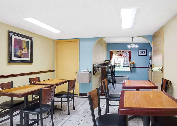 Super 8 By Wyndham Forest Park