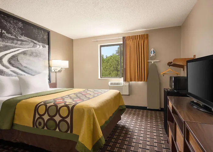 Super 8 By Wyndham Mayfield