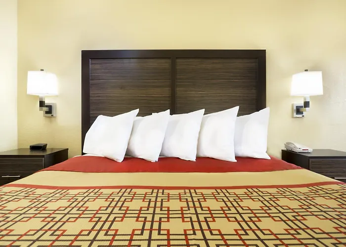 Days Inn By Wyndham Columbus-North Fort Moore