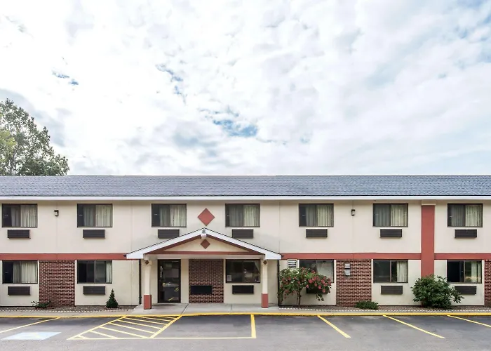 Super 8 By Wyndham Gardner Hotel