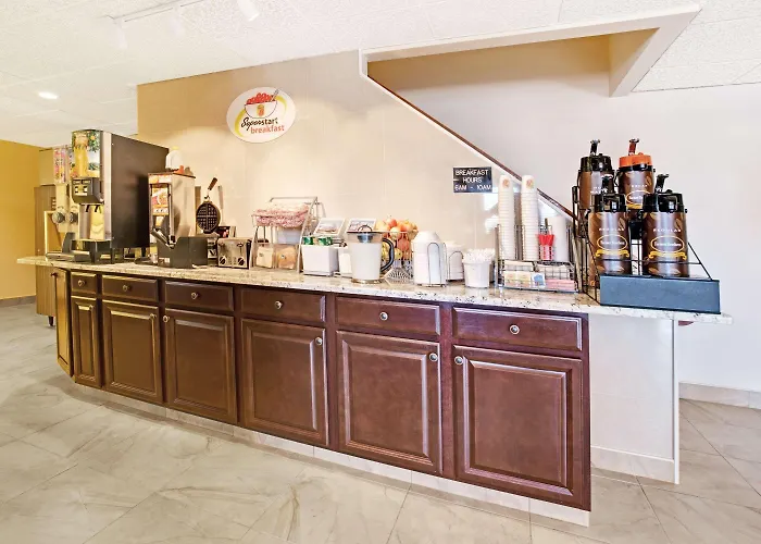Super 8 By Wyndham Longmont/Del Camino Hotel