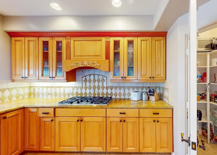 Pacific Paradise #A: Beautiful 2-Story Condo Near The Beach W/Rooftop Deck, Gas Grill, Ocean Views Oceanside