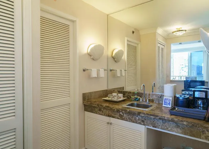 Studio Unit At The Royal Garden, In Waikiki ワイキキ・ロイヤルガーデン Honolulu