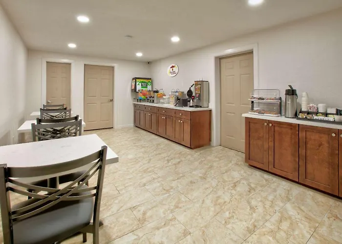Super 8 By Wyndham Victoria - South - Hwy 59 Hotel