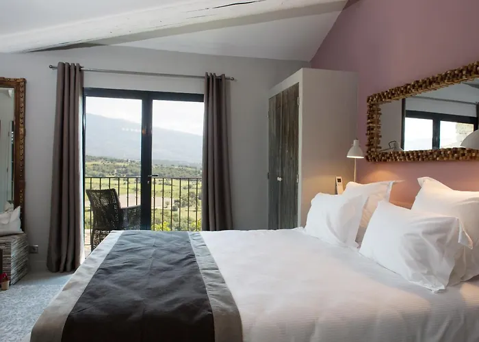 Crillon-le-Brave Hotels