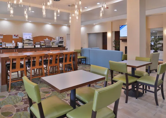 Holiday Inn Express & Suites Dearborn Sw - Detroit Area By Ihg