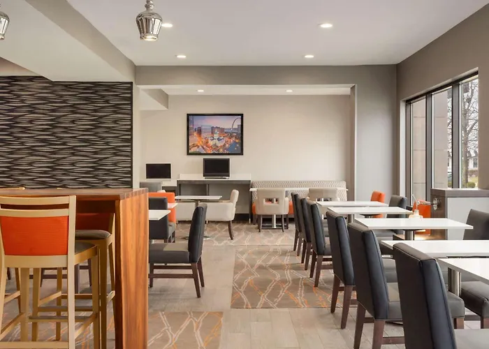 La Quinta Inn & Suites By Wyndham St Louis Route 66 Windsor Springs