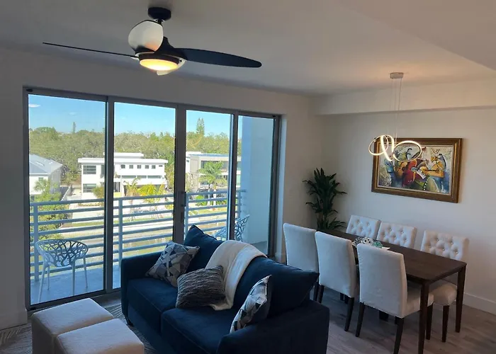 Condo Cuteness With Stellar View ~ On The Water & Perfectly Located Sarasota