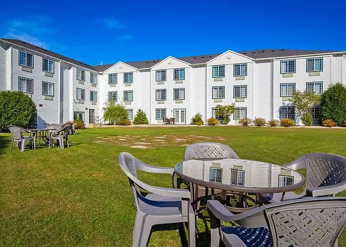 Charlevoix Inn & Suites Surestay Collection By Best Western