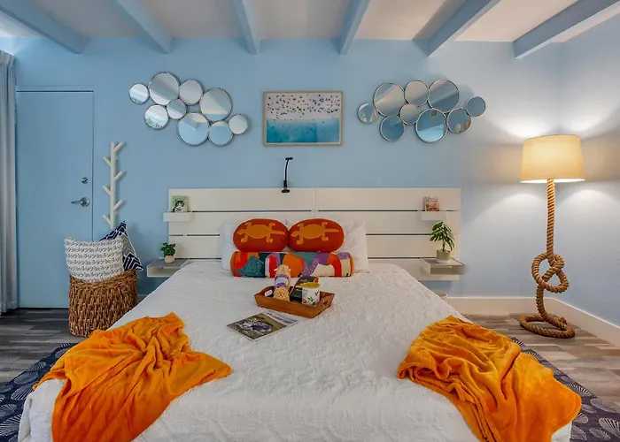 Tampa Bay, Beach Step Away, Wifi, Free Parking,Pools, Jacuzzi Ruskin