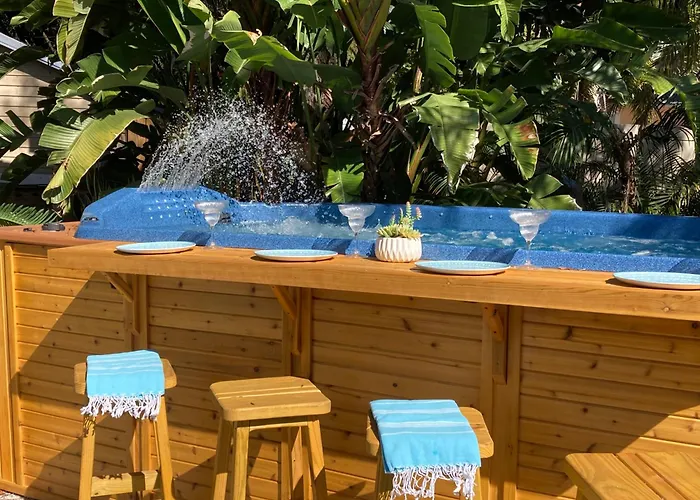 3Gulls Inn Ozona-Boutique Hotel-Steps From Restaurants & Brewery-Swimspa Pool-Pet Friendly Palm Harbor