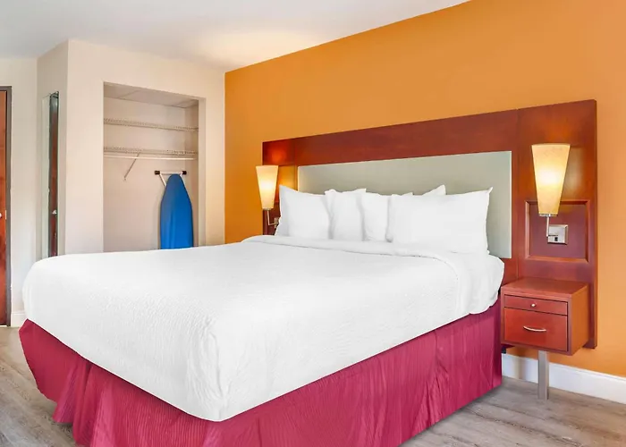 Days Inn & Suites By Wyndham Rocky Mount Golden East
