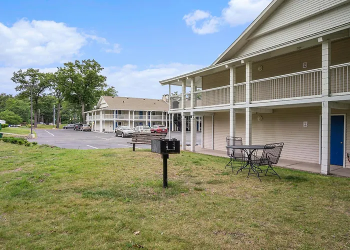 Travelodge By Wyndham Traverse City Mi