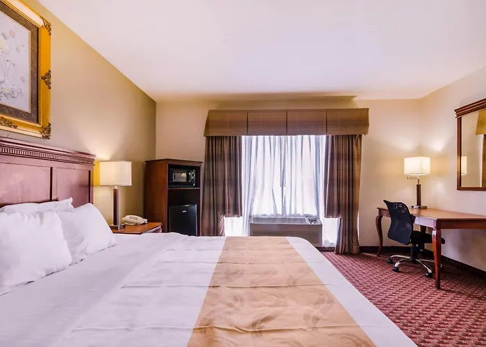 Quality Inn & Suites Carthage Near Precious Moments Chapel