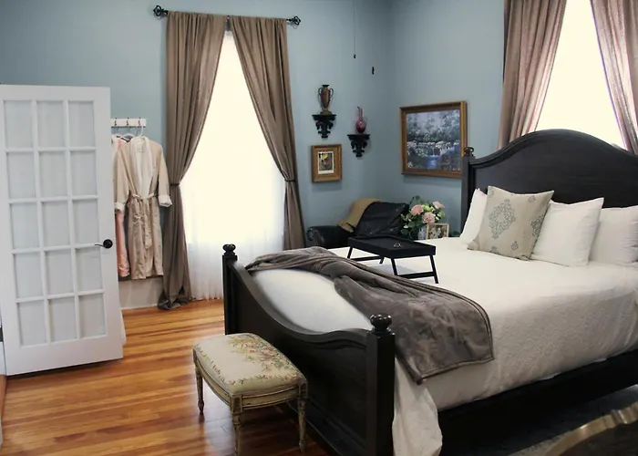 Grand Victorian Manor & Cottage Boonville