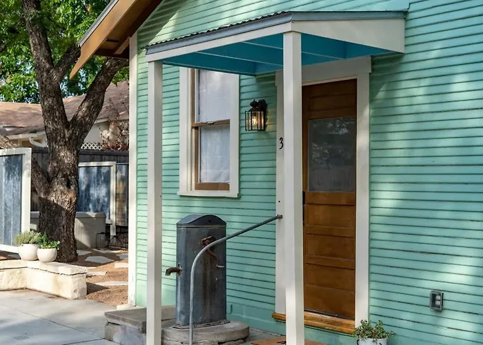 The Downtown Studio 3 Private Hot Tub Fredericksburg