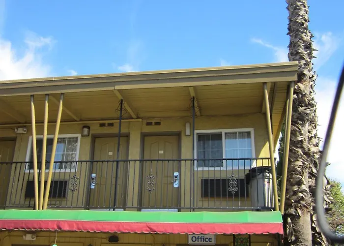 Civic Center Lodge / Lake Merritt Bart Oakland