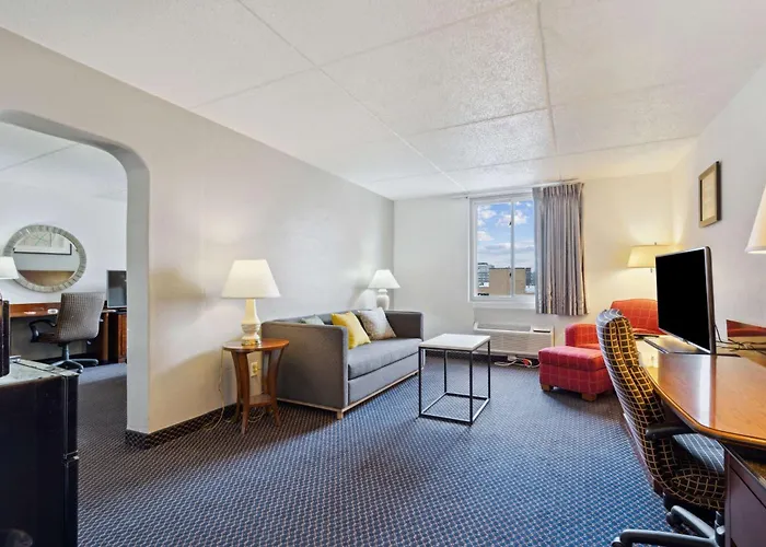 Econo Lodge Inn & Suites Waterloo Downtown