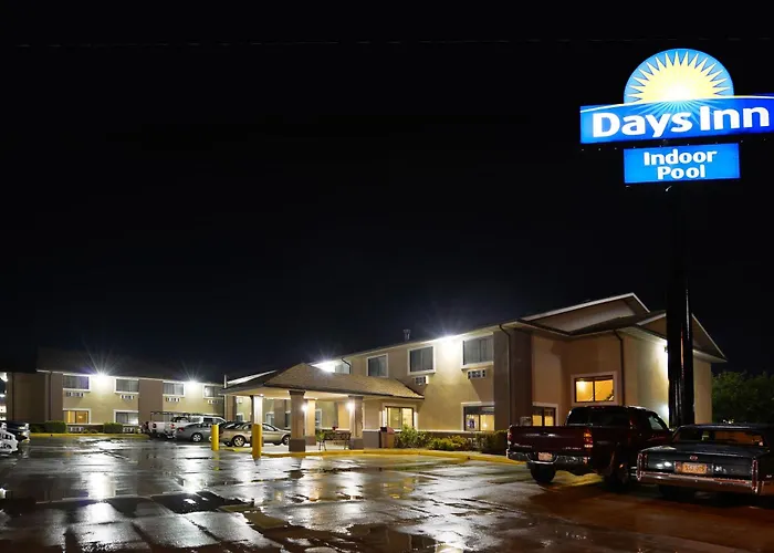 Days Inn By Wyndham Topeka