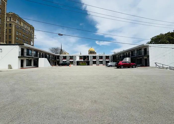 The Village Inn Hotel Milwaukee