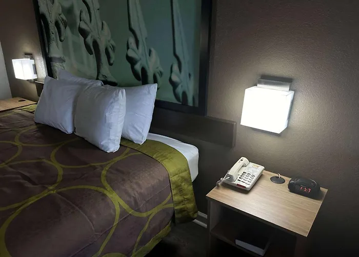 Super 8 By Wyndham Monroe Hotel