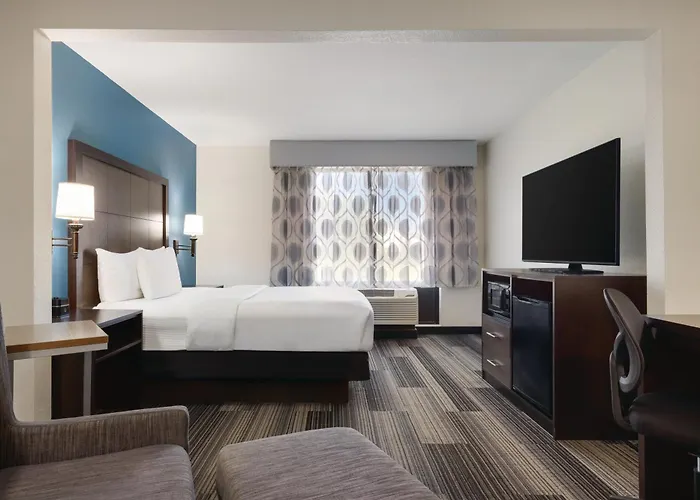La Quinta By Wyndham Springfield Airport Plaza Hotel