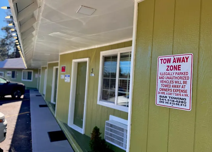 Chalet Motel - Affordable Stay In Central Bend