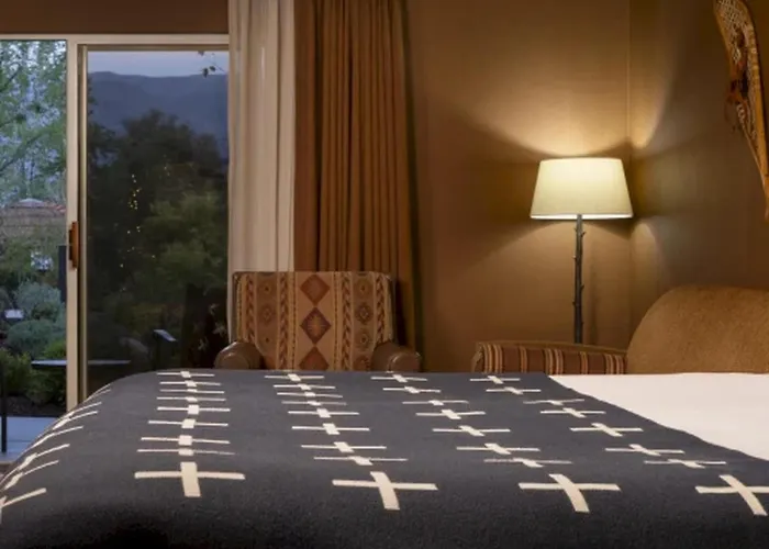 Wayfinder Bishop Hotel