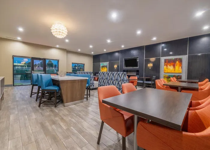 Holiday Inn Express & Suites Kansas City Airport By Ihg